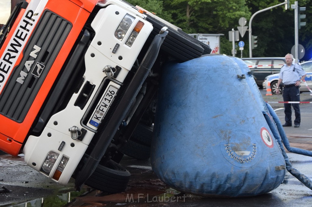 TLF 4 umgestuerzt Koeln Bocklemuend Ollenhauer Ring Militaerringstr P161.JPG - Miklos Laubert